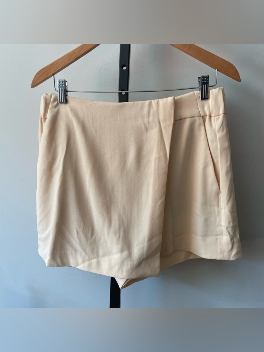Babaton Hikaru Skort Butter Yellow Skirt With Shorts Dressy Size 12 NWOT - Picture 3 of 9